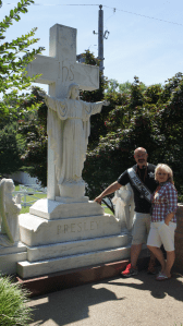 Dit beeld stond bij Elvis zijn moeders graf.