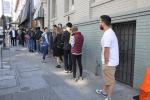 Langzaam schuifelen we naar voren 