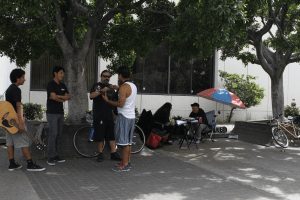 De mensen schaken en maken muziek 